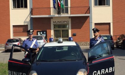 Minaccia di gettarsi dal secondo piano, salvato dai carabinieri