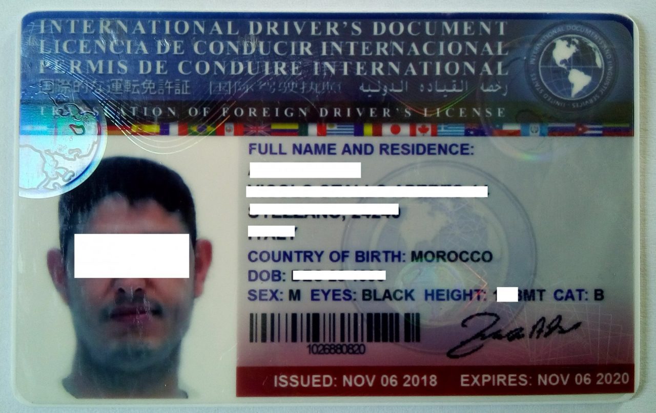 Guida con patente falsa, denunciato