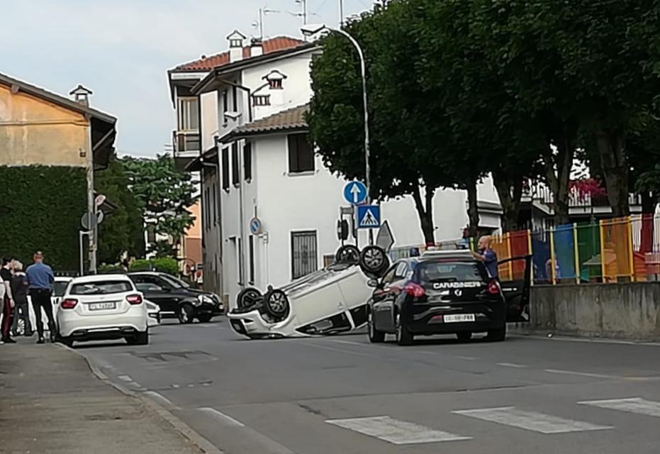 Auto si ribalta in centro a Pontirolo, ferito 21enne