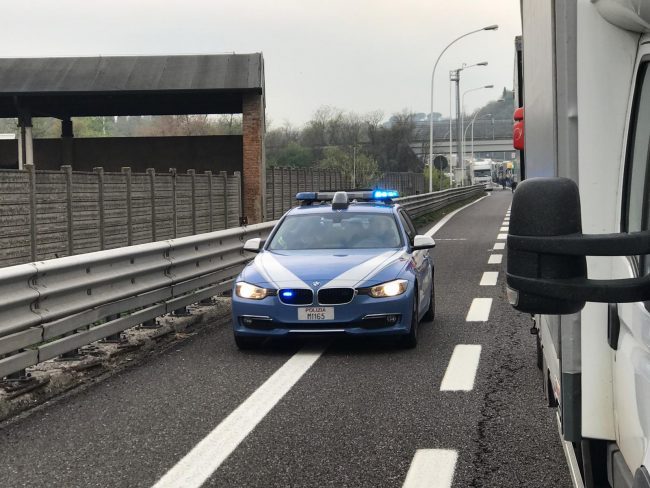 Novantenne in tangenziale con la carrozzina elettrica