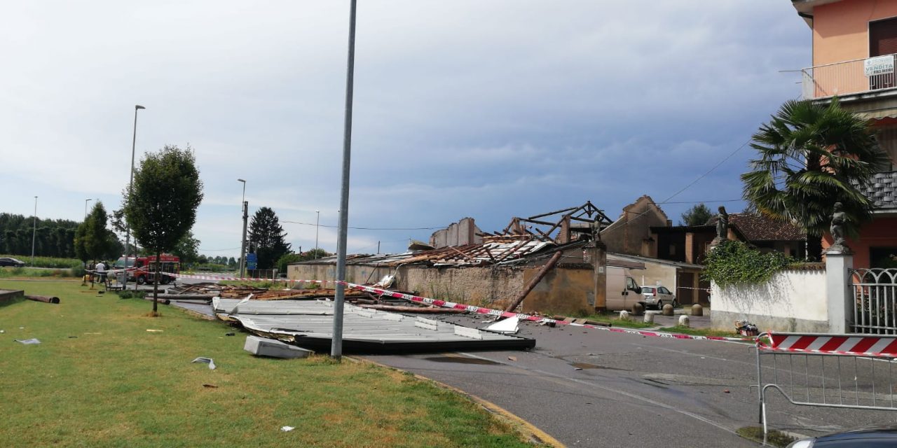 Le raffiche di vento hanno abbattuto il tetto della ferramenta