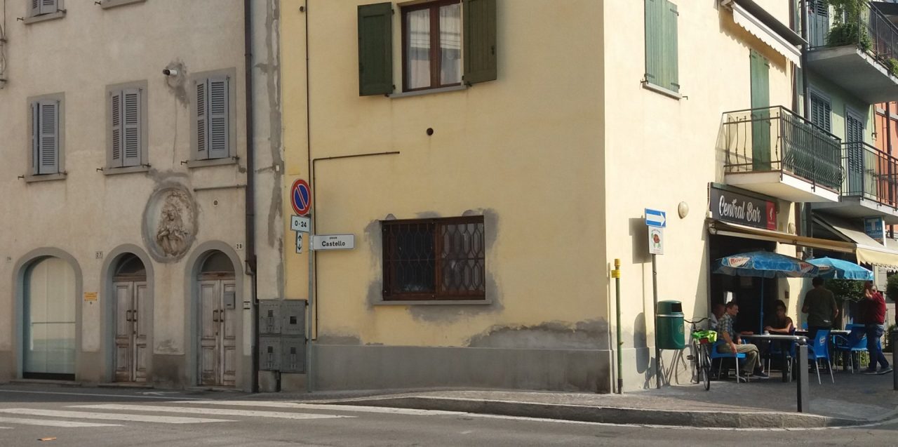 Spaccata al bar, i ladri divelgono l’inferriata della finestra