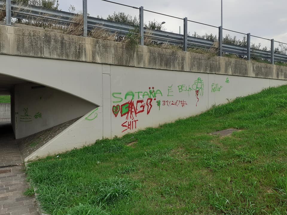 “Satana è bello”, vandali imbrattano il sottopasso del cimitero di Urgnano