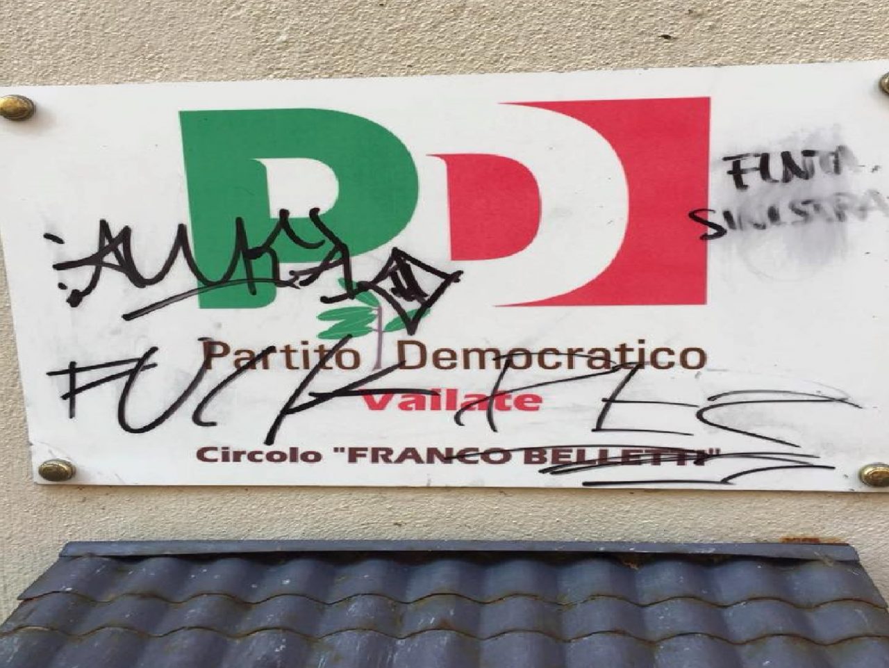 Raid vandalico contro sede del PD, identificato l’autore