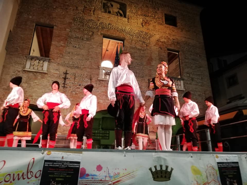 Il folklore riempie la piazza FOTO