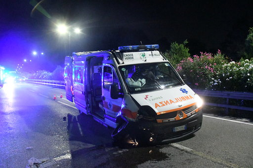 Ambulanza con donna incinta a bordo si scontra con un’auto: otto feriti VIDEO