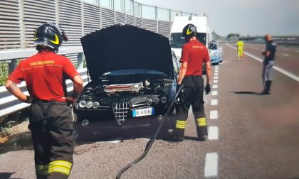 Paura su Brebemi, auto rischia di prendere fuoco