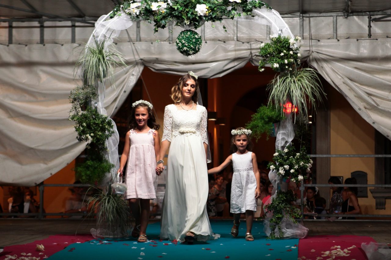Abiti da sposa d’epoca sfilano alla festa patronale di Fara d’Adda FOTO