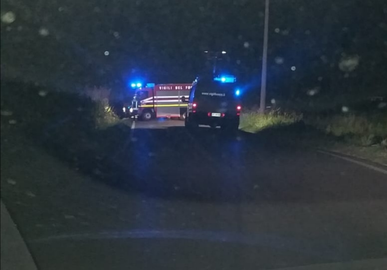 Auto finisce fuori strada, attimi di paura a Cologno