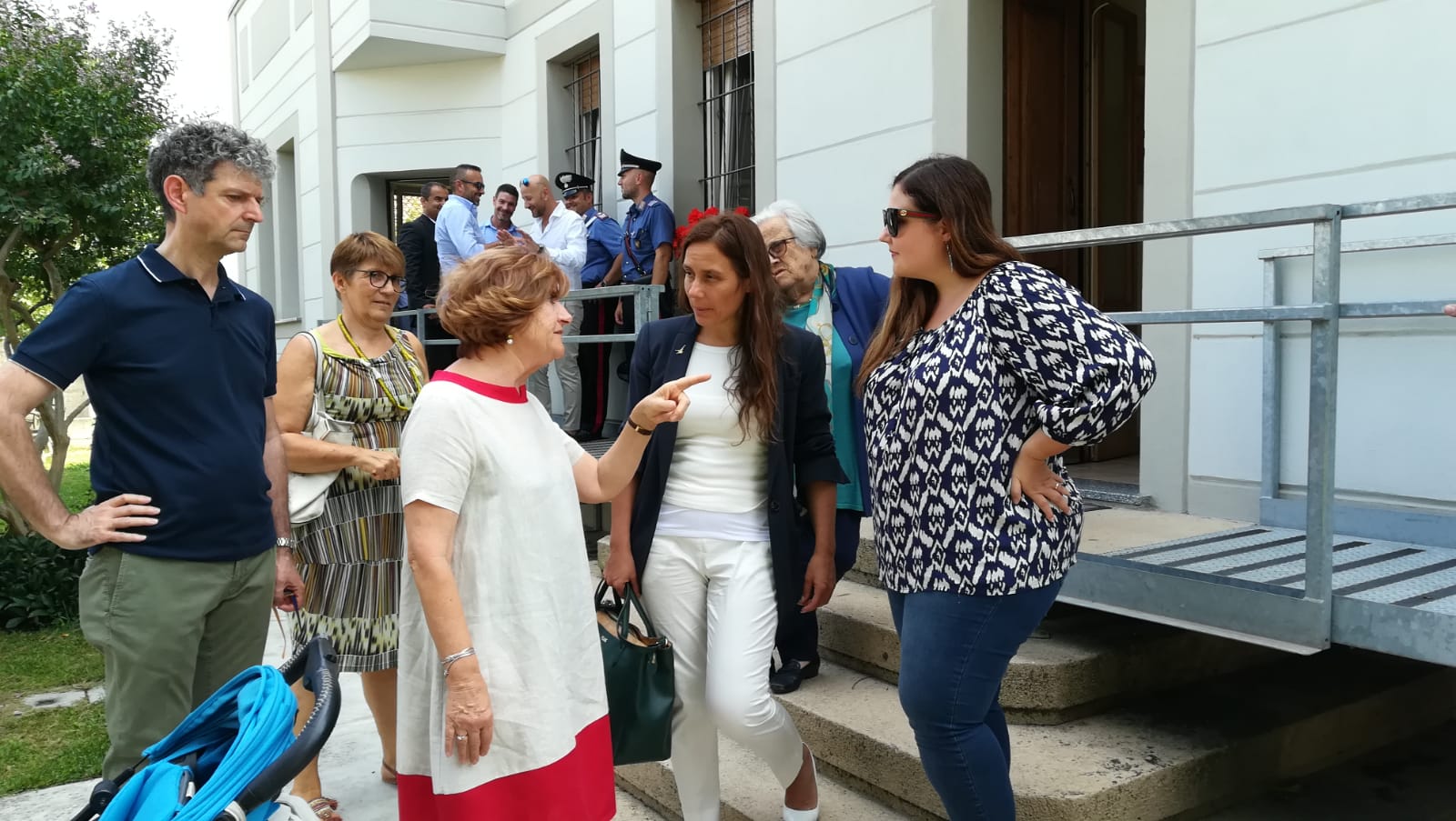 Rivolta visita del ministro del welfare alessandra locatelli