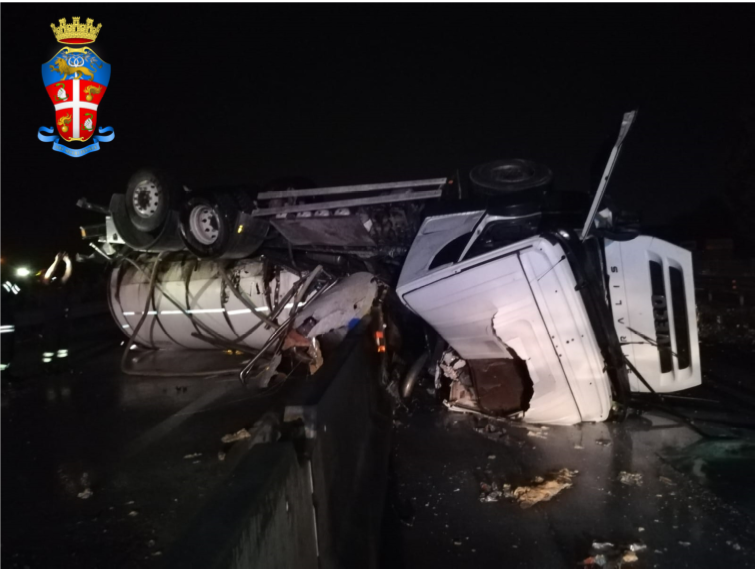 Fora una gomma, camion ribaltato sulla Paullese