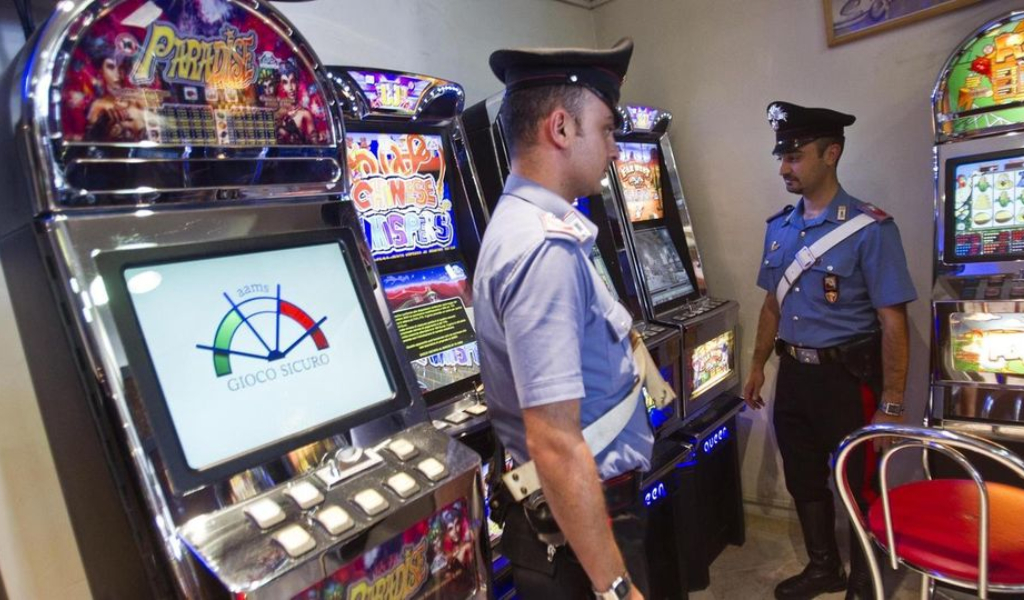 “Prosciuga” il conto della madre per giocare alle macchinette: denunciato