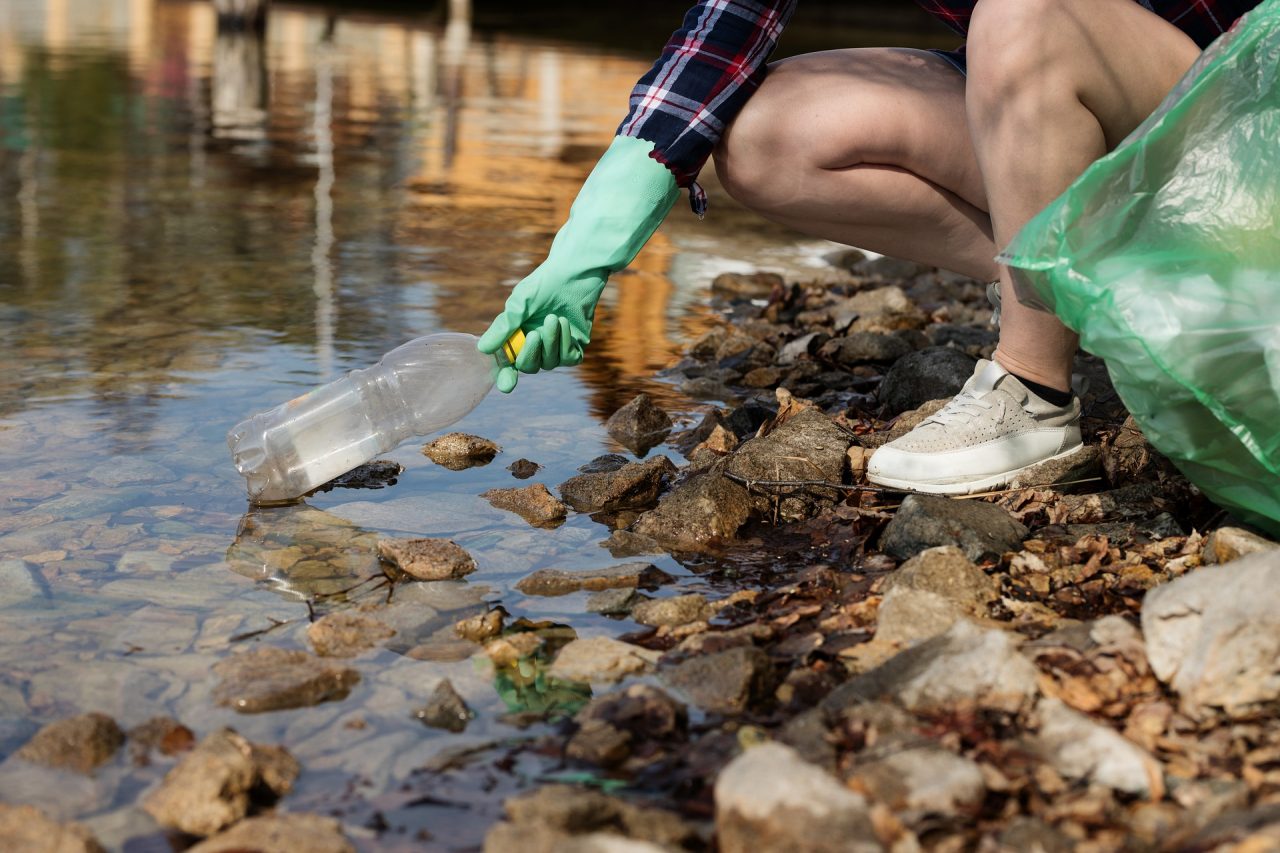 Una camminata ecologica a caccia di rifiuti con Plastic free e OpenRoad