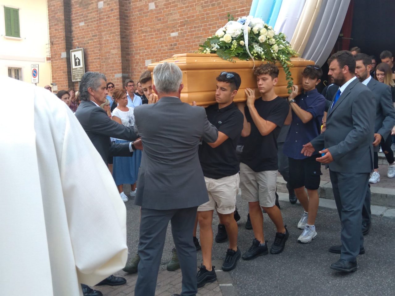 Chiesa gremita per l’ultimo saluto a Davide Zanatta FOTO