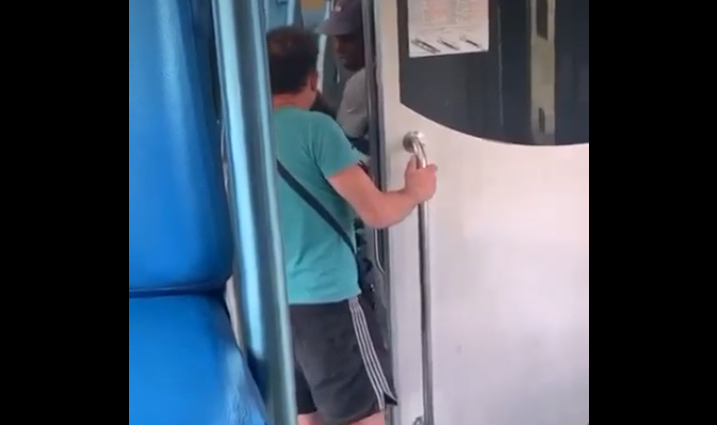 “Negro, fammi vedere il biglietto: non sono un controllore, ma ho la divisa da italiano” VIDEO