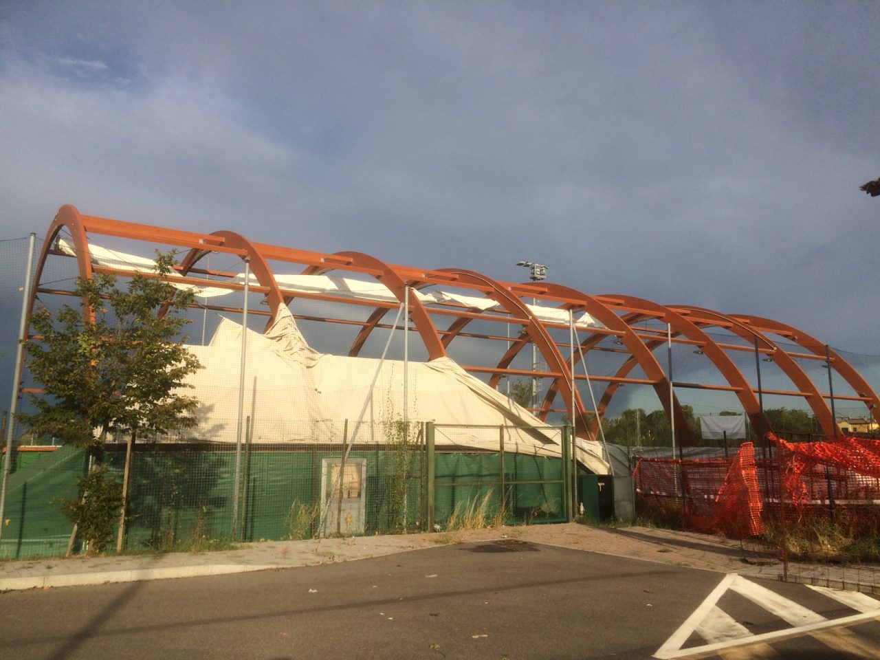 Centro sportivo, scoperchiata la tensostruttura FOTO