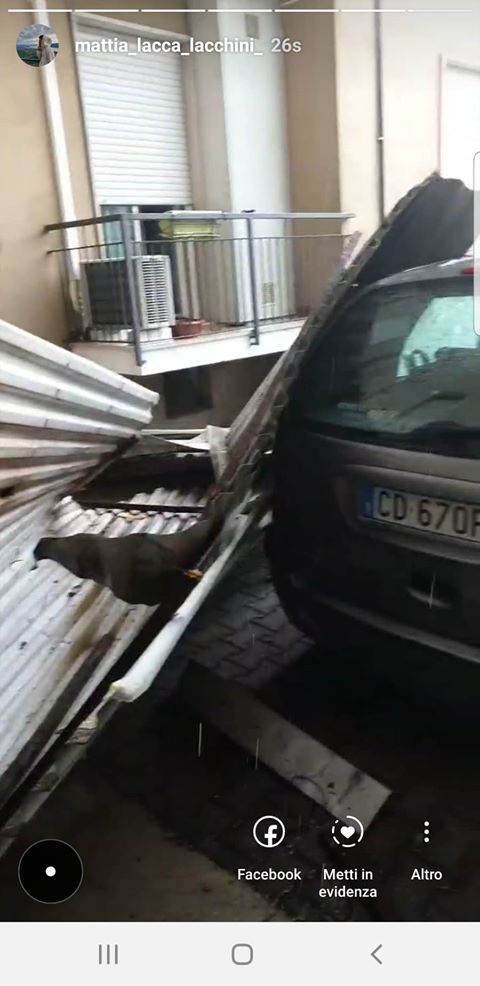 via de amicis: tetto crolla sulle auto in un condominio