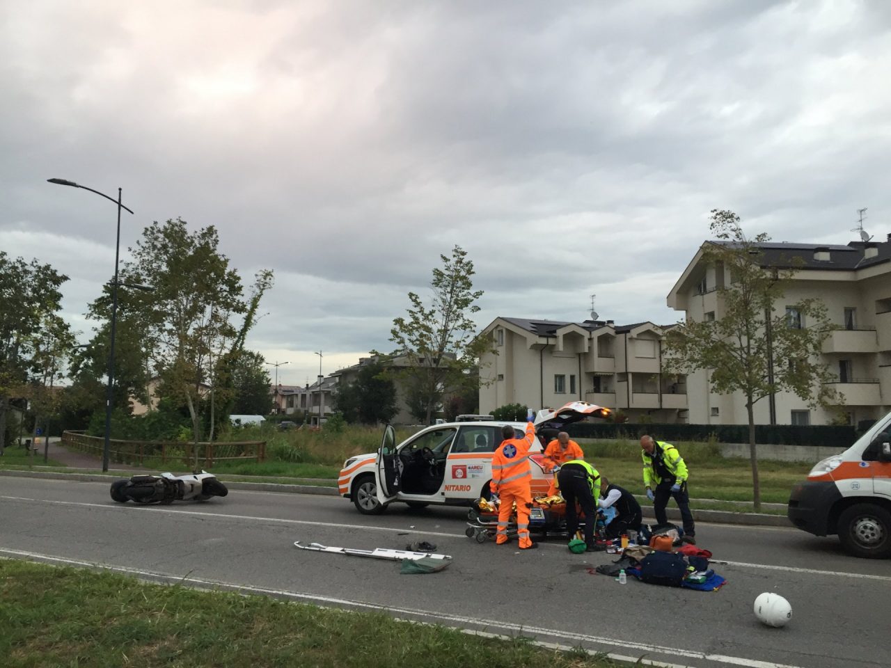 Cade dallo scooterone, gravissimo 60enne a Treviglio