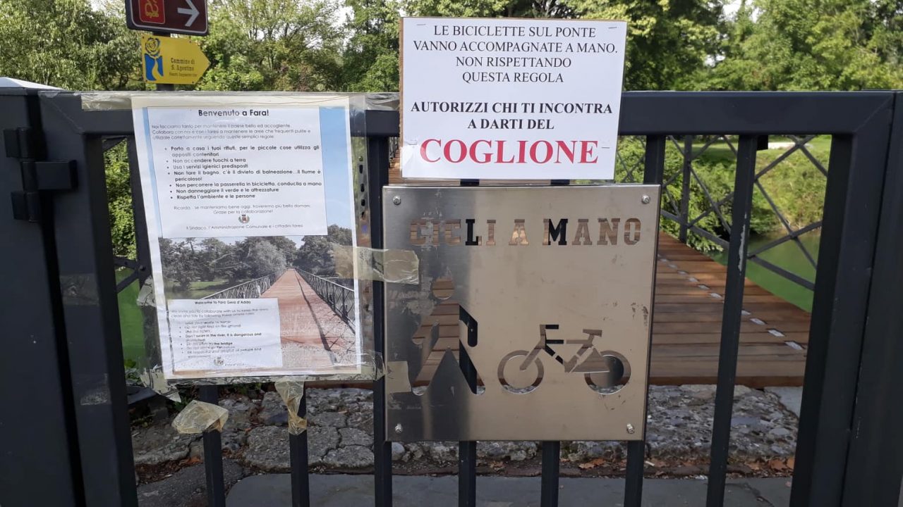 Sulla passerella spunta un cartello: “Se non rispetti la regola sei un C….”