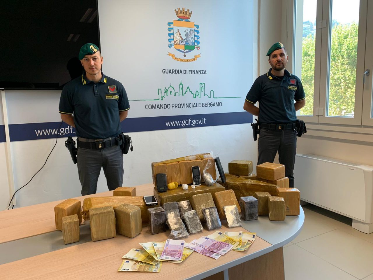 Nell’auto abbandonata 35 chili di hashish: arrestato martinenghese a Urgnano