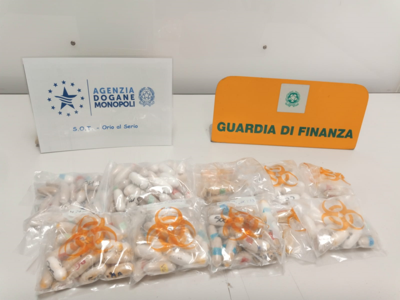 Quasi 300 ovuli di droga in corpo, tre arresti all’aeroporto