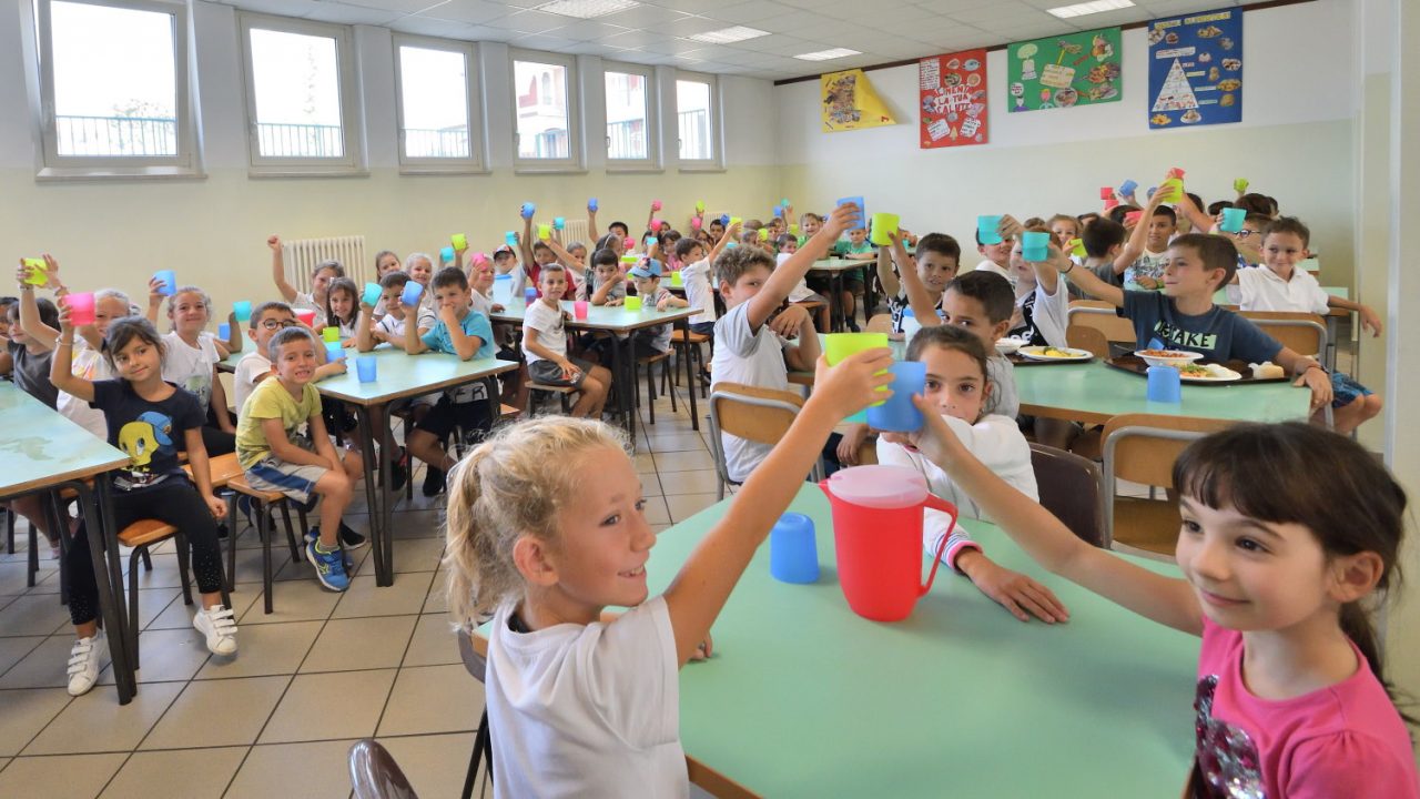 Plastica monouso bandita dalla mensa: “Educhiamo alle buone abitudini” FOTO