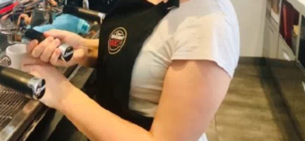 Al bar appare un cartello e scoppia un piccolo #Metoo