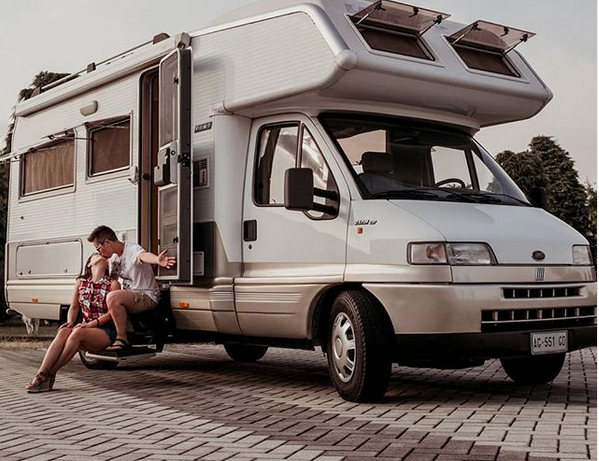 “Molliamo tutto e partiamo per un giro del mondo in camper”
