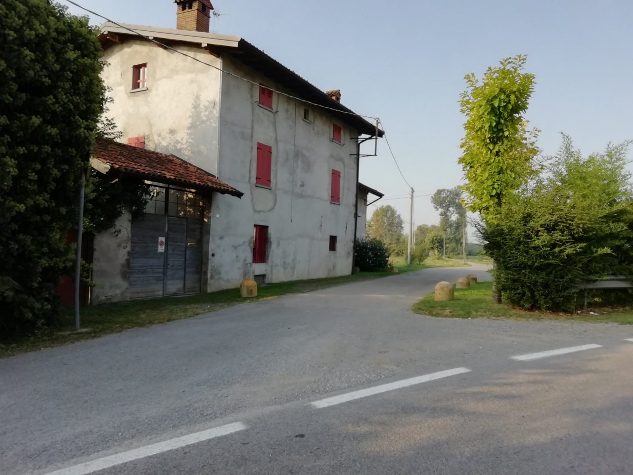 Niente scuolabus nella frazione, ragazzi a piedi per oltre un chilometro