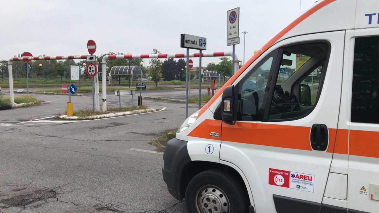 Ambulanza bloccata dalla sbarra del parcheggio, paura per una ragazza