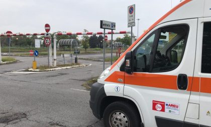 Ambulanza bloccata dalla sbarra del parcheggio, paura per una ragazza