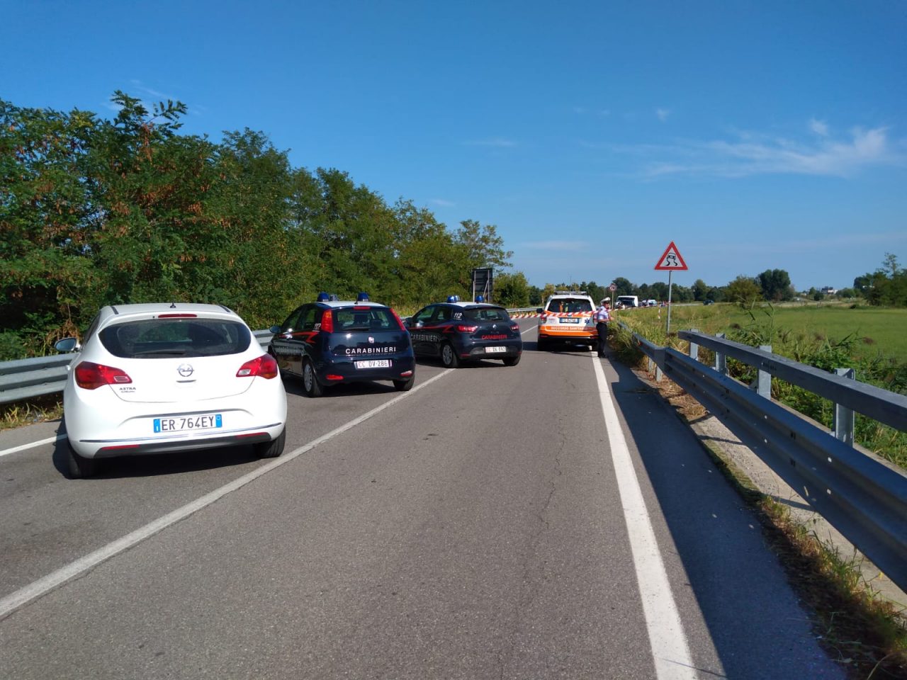 Ragazzo trovato morto accanto alla strada, è giallo