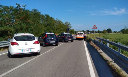 Ragazzo trovato morto accanto alla strada, è giallo