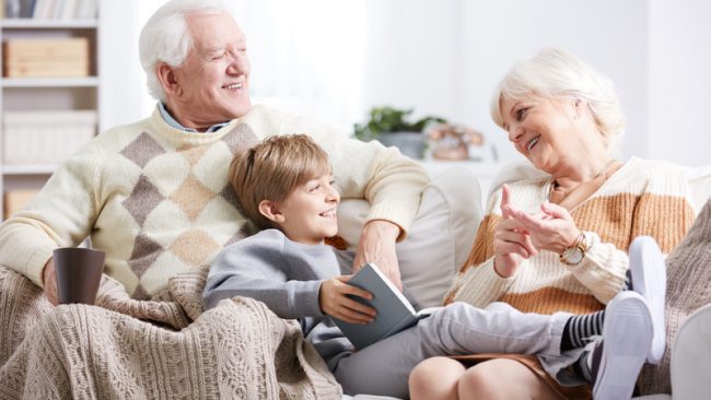 Nonni e nipoti, tra distanze imposte e sensi di colpi: “Il governo ci coinvolga”