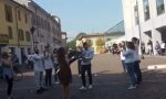 Treviglio, romanticissimo flash mob in piazza: "Vuoi sposarmi?" VIDEO