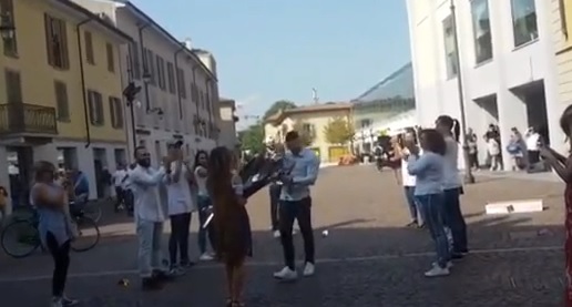 Treviglio, romanticissimo flash mob in piazza: “Vuoi sposarmi?” VIDEO
