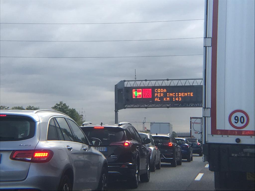 Tir ribaltato in autostrada, traffico in tilt