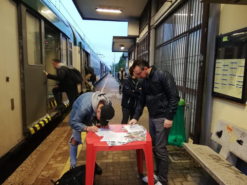 Basta Trenord, raccolta firme in stazione a Capralba