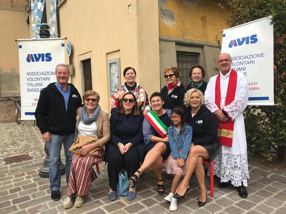 Brignano, inaugurata la panchina rossa per dire “no” alla violenza sulla donne
