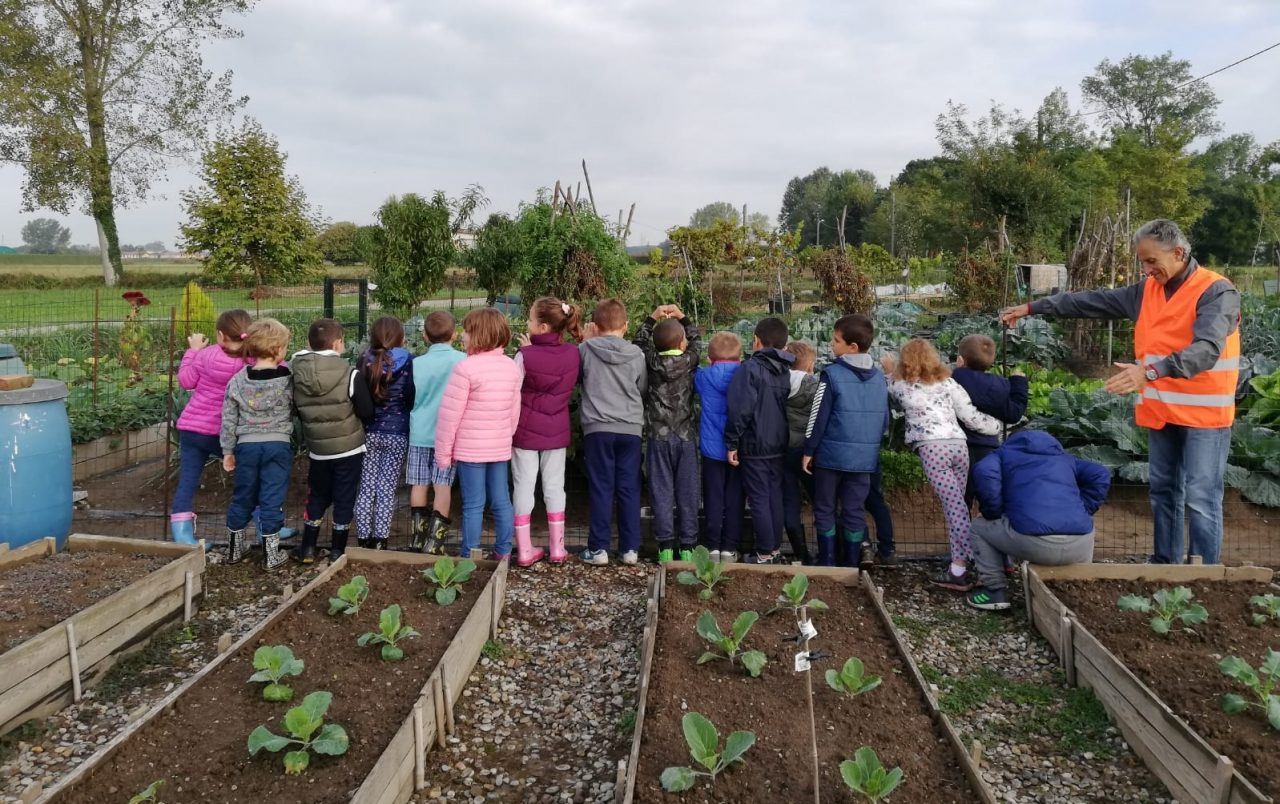 Visita agli orti sociali per i primini