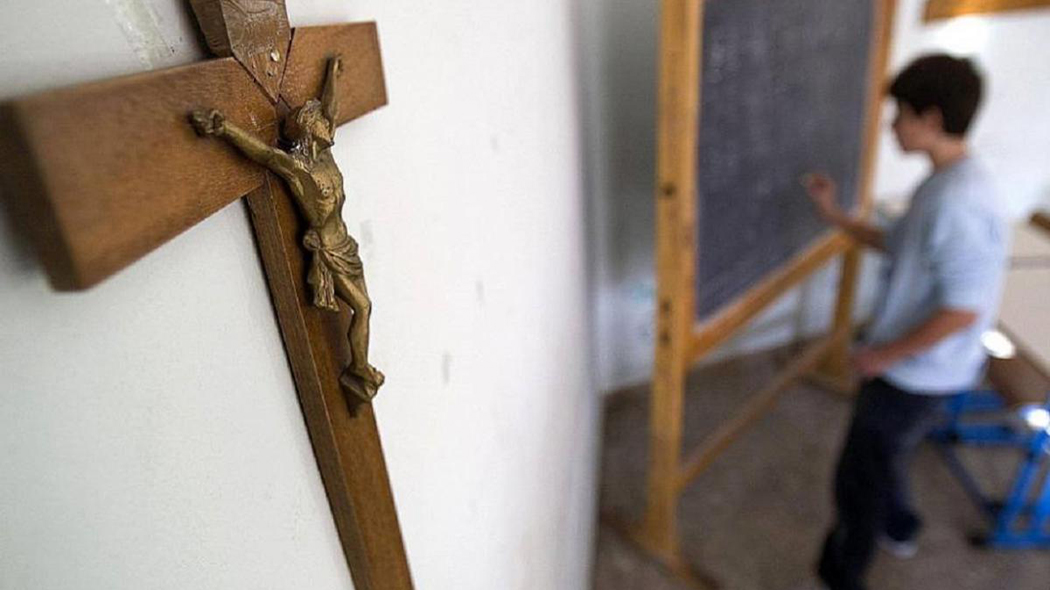 Mozione sui crocifissi a scuola, le minoranze abbandonano l’aula