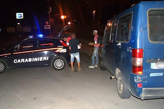 Sfruttamento del lavoro di volantinaggio, denunciato titolare dell’azienda