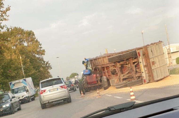 Carro ribaltato perde il carico in strada