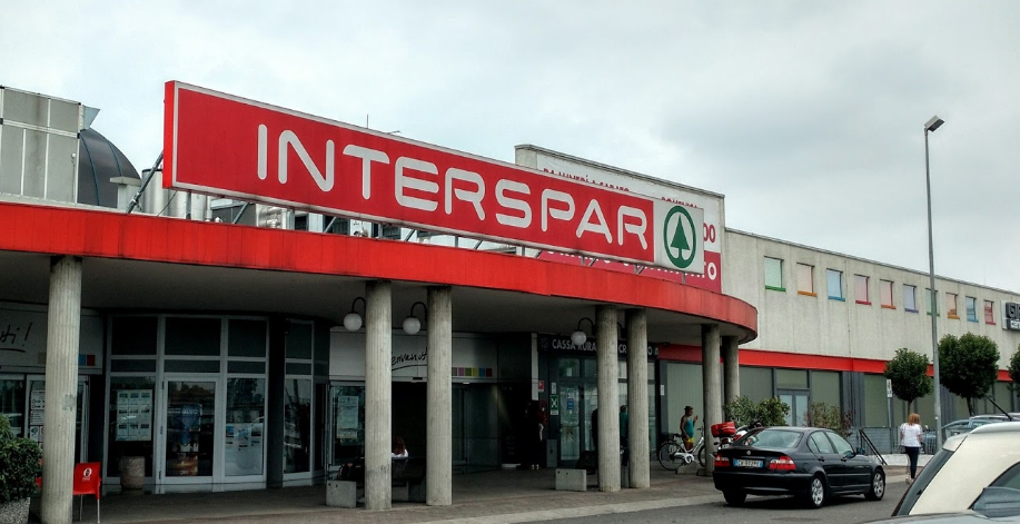 Sorpreso a rubare al supermercato spintona la responsabile e si dà alla fuga