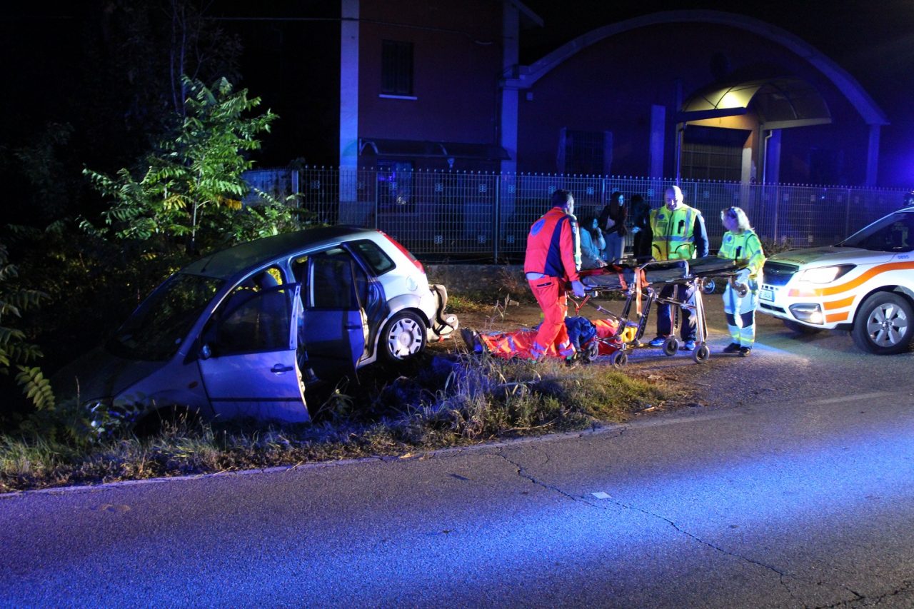 Fuori strada in via Fara, quattro feriti tra cui una bimba FOTO