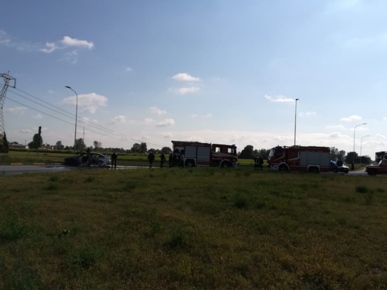 auto in fiamme sulla rivoltana