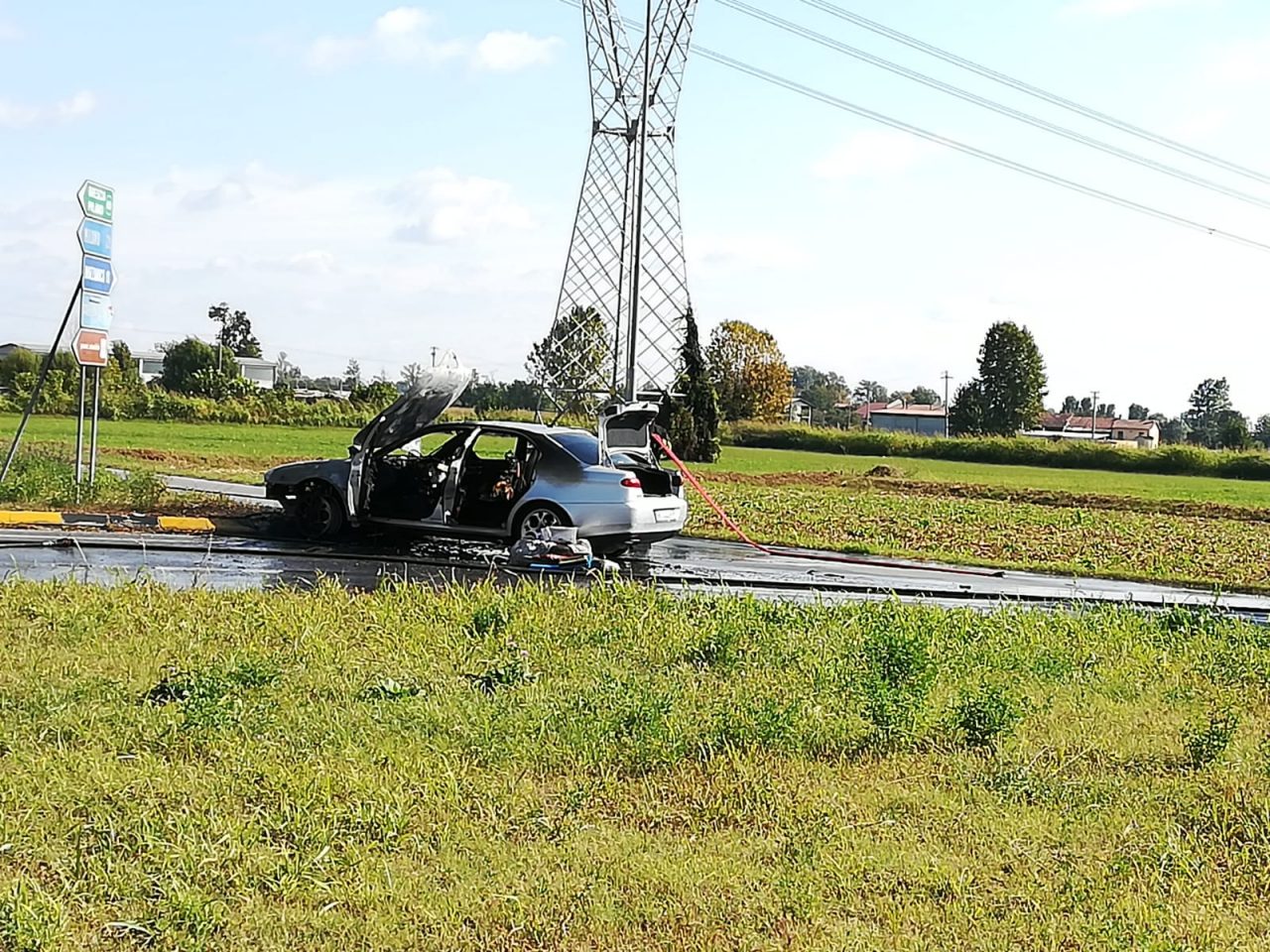 auto in fiamme sulla rivoltana