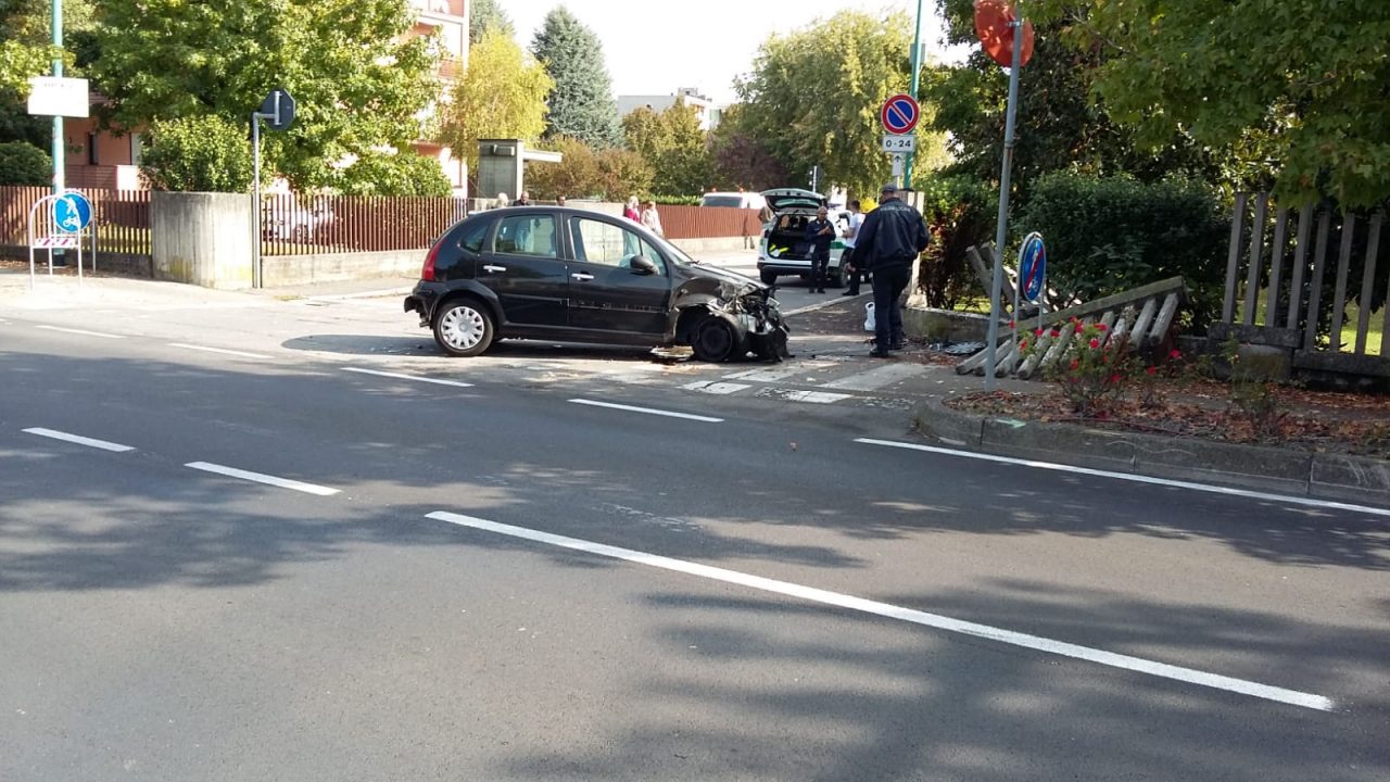 Incidente a Bariano, perde il controllo dell’auto e finisce contro la recinzione