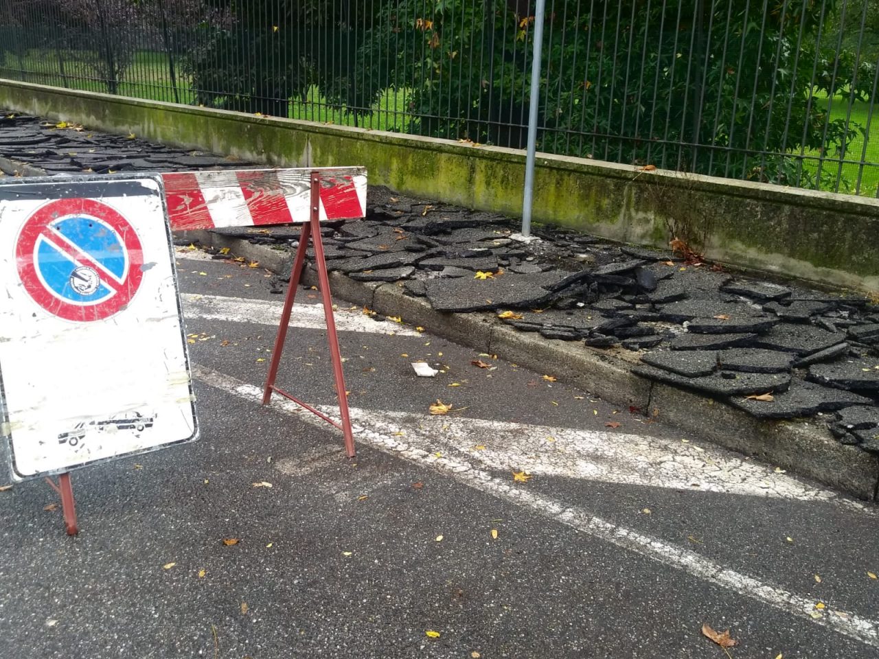Completati i lavori per l’asfaltatura del marciapiede in via Tornaghi a Cassano d’Adda