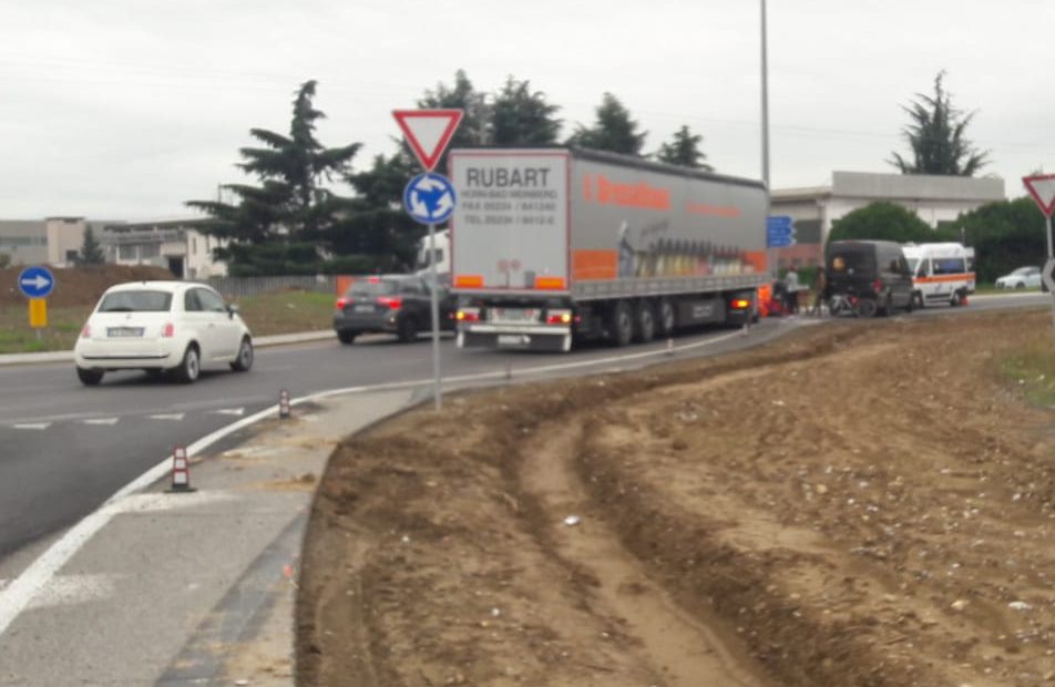 Ciclista investito a Calvenzano, soccorritori in codice rosso
